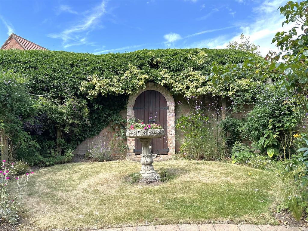 Secluded Landscaped Garden 559