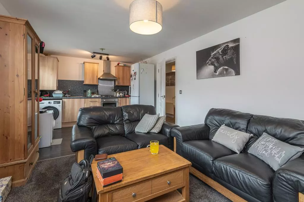 2 bedroom flat for sale - Photo 5