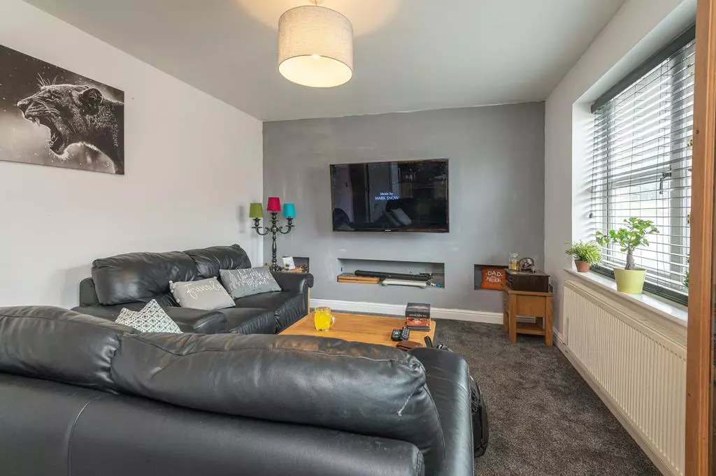 2 bedroom flat for sale - Photo 7