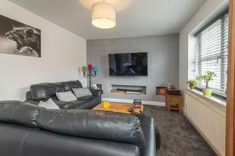 2 bedroom flat for sale - Photo 6