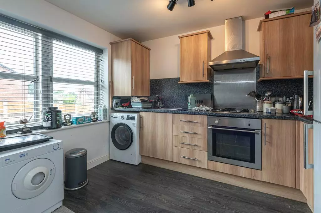 2 bedroom flat for sale - Photo 9