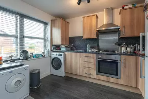 2 bedroom flat for sale - Photo 8