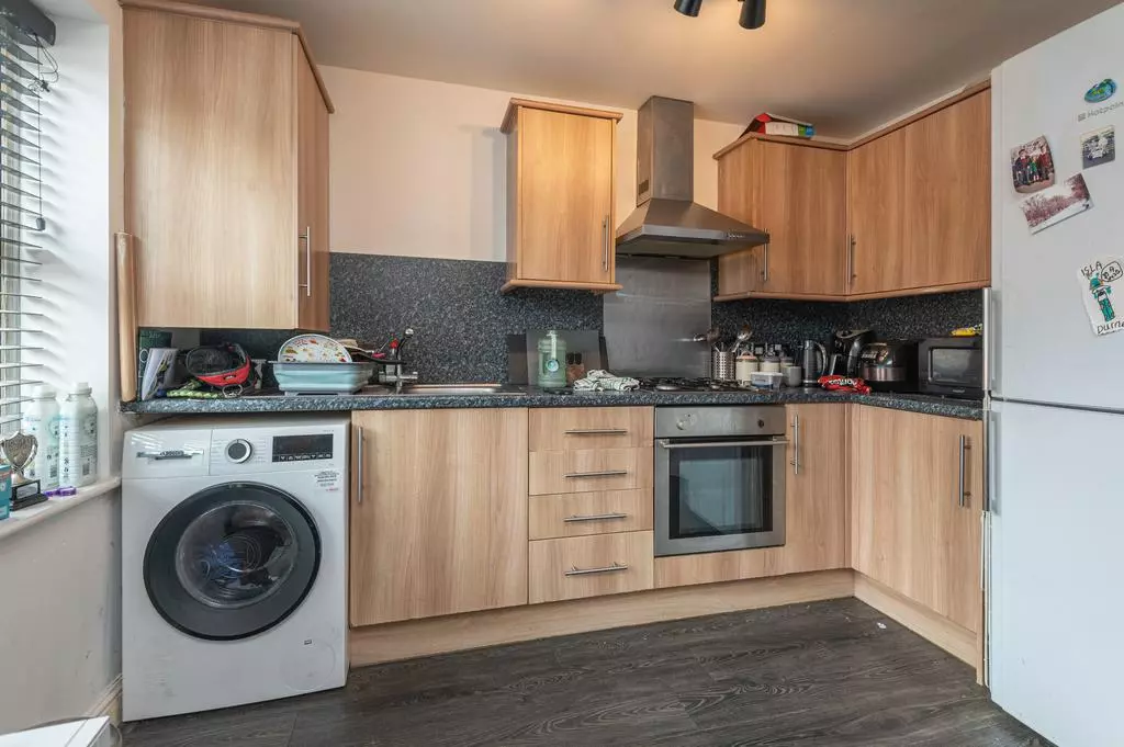 2 bedroom flat for sale - Photo 11