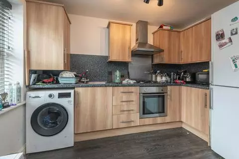 2 bedroom flat for sale - Photo 10