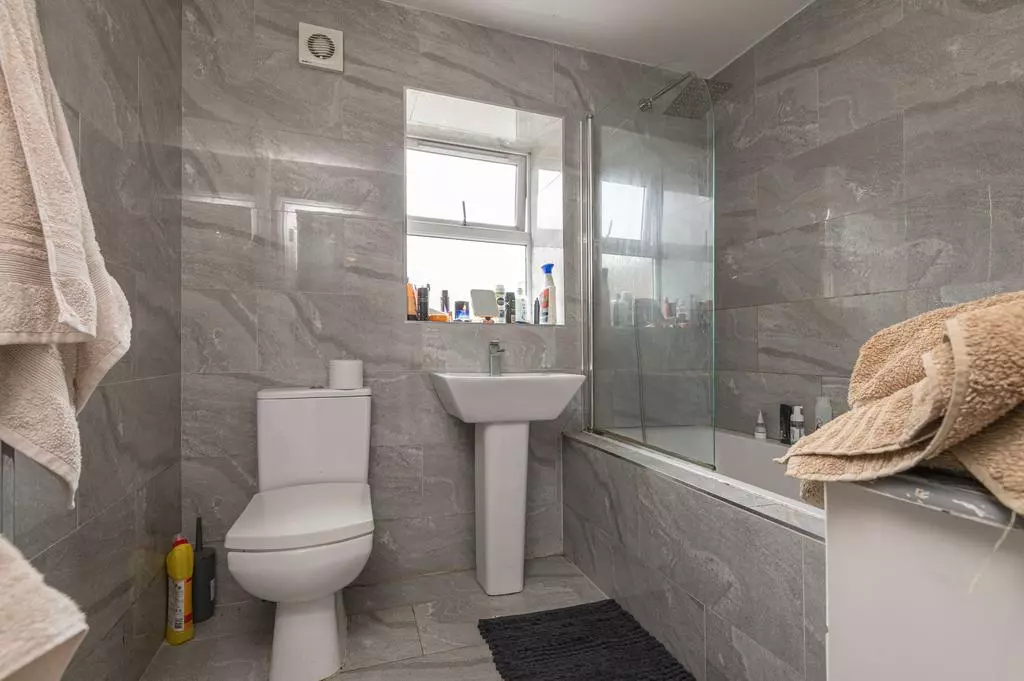 2 bedroom flat for sale - Photo 17