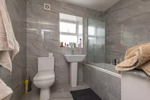 2 bedroom flat for sale - Photo 16