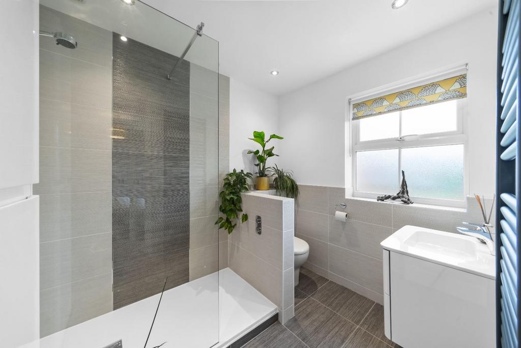 1.10 - ensuite.jpg
