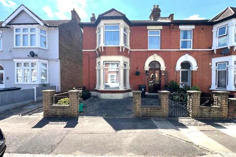 4 bedroom end of terrace house for sale, Kenilworth Gardens, Seven Kings