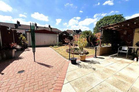 4 bedroom end of terrace house for sale, Kenilworth Gardens, Seven Kings