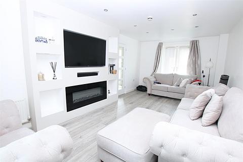 6 bedroom terraced house for sale, Knot Tiers Drive, Upton