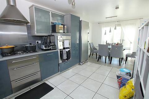 6 bedroom terraced house for sale, Knot Tiers Drive, Upton
