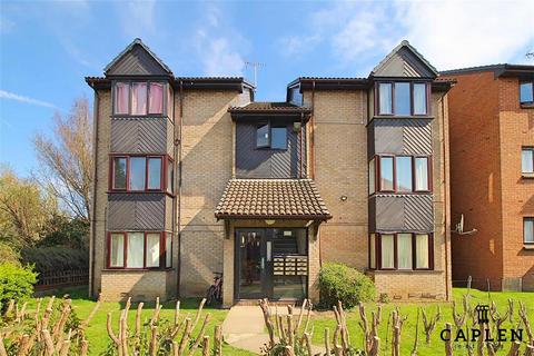 Studio to rent, Pycroft Way, London