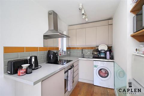 Studio to rent, Pycroft Way, London