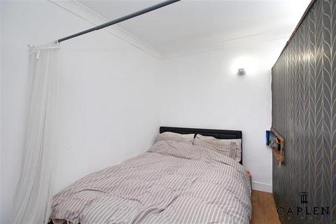 Studio to rent, Pycroft Way, London