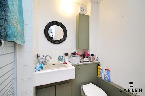 Studio to rent, Pycroft Way, London