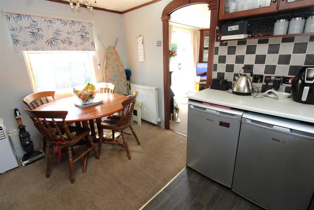 Kitchen 2.JPG