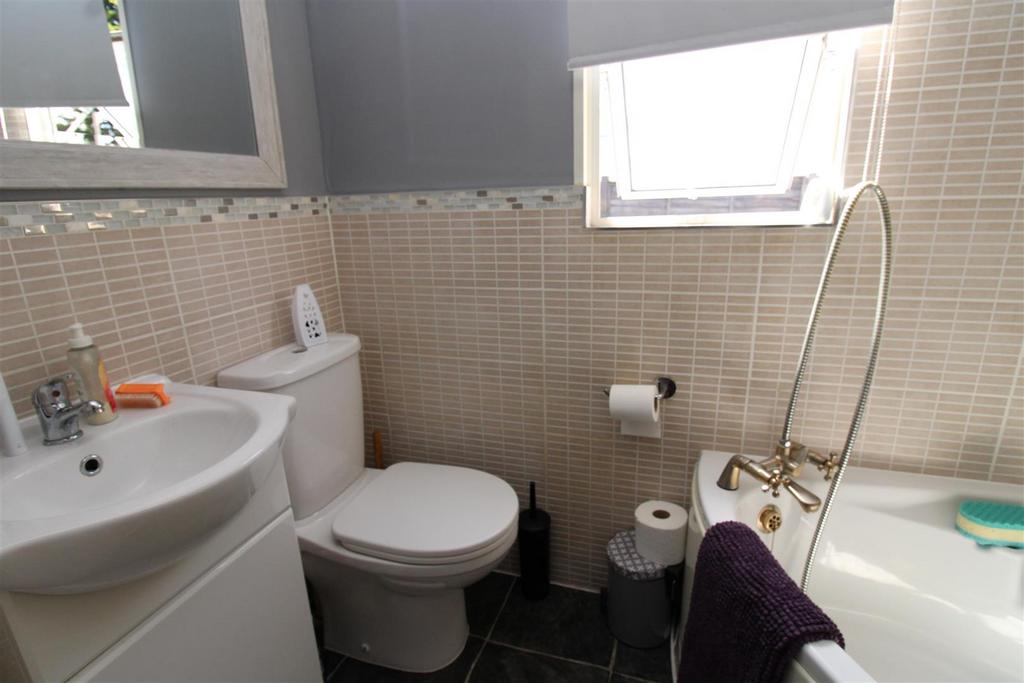Bathroom 2.JPG