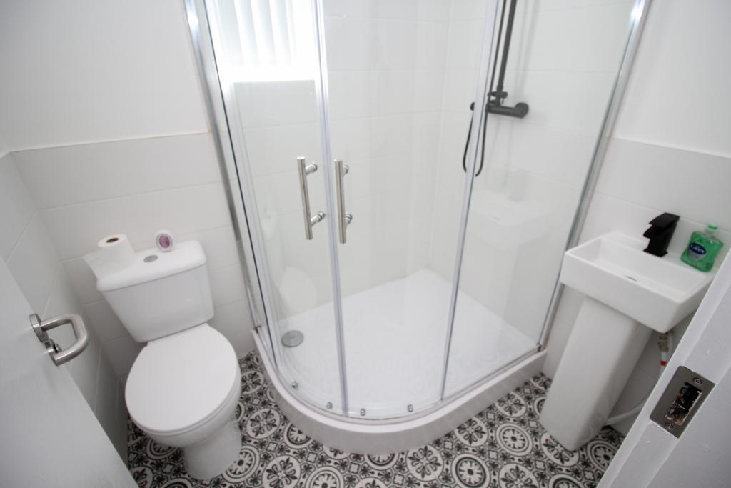 Room 5 Offsuite Bathroom