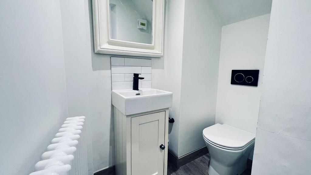 UTILITY ROOM & WC