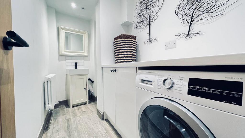 UTILITY ROOM & WC
