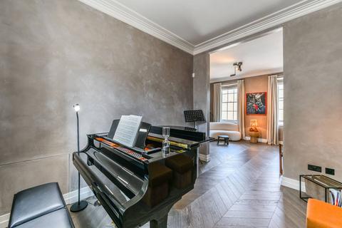 23 Bloomfield Terrace, London, SW1W 8PQ