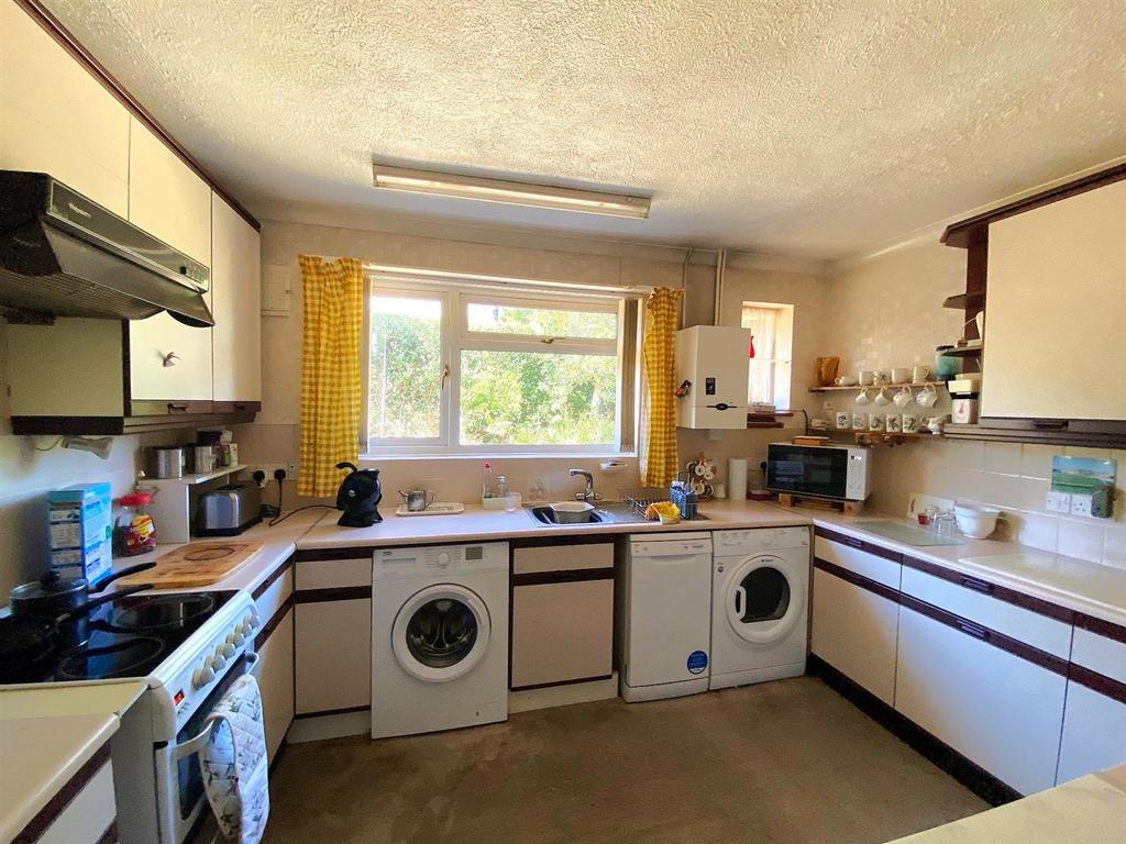 35 The HIghlands - Kitchen1.jpg