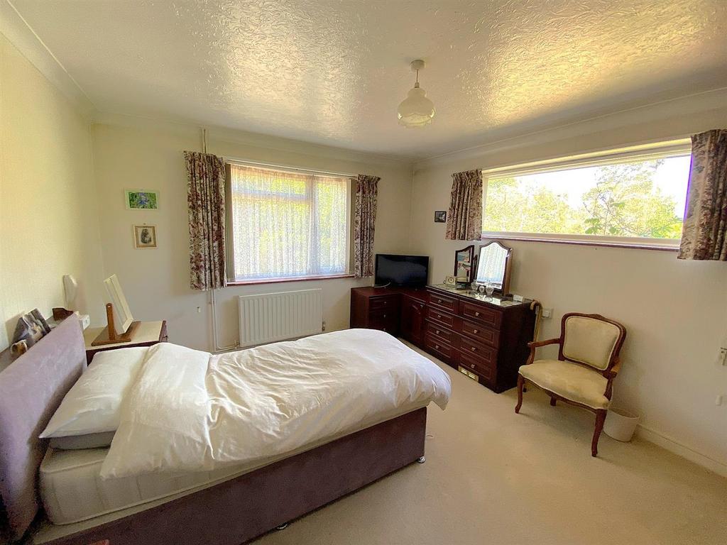 35 The Highlands - Bedroom 1.jpg
