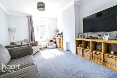 3 bedroom terraced house for sale, Spinney Gardens, Dagenham