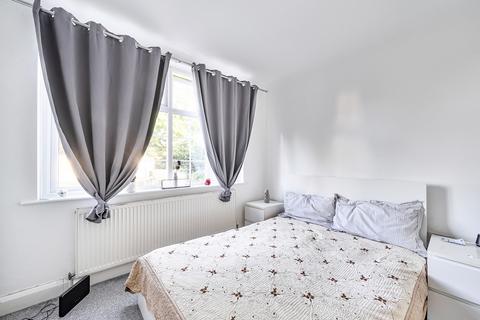 3 bedroom flat for sale, Glendale Avenue, Edgware, Greater London. HA8 8HP