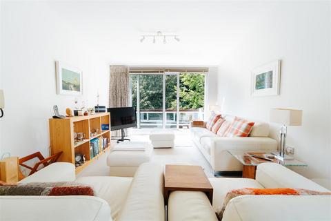 3 bedroom flat for sale