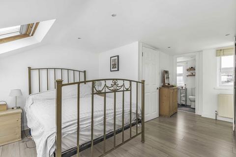 52 Shacklegate Lane, Teddington, TW11 8SH