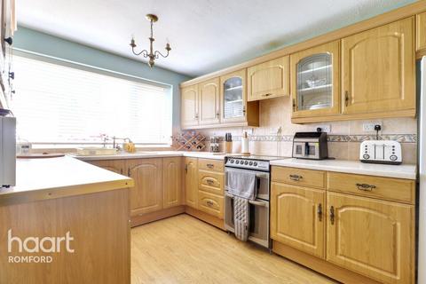 167 Great Cullings, Rush Green, Romford, RM7 0YR