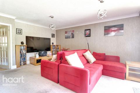 167 Great Cullings, Rush Green, Romford, RM7 0YR