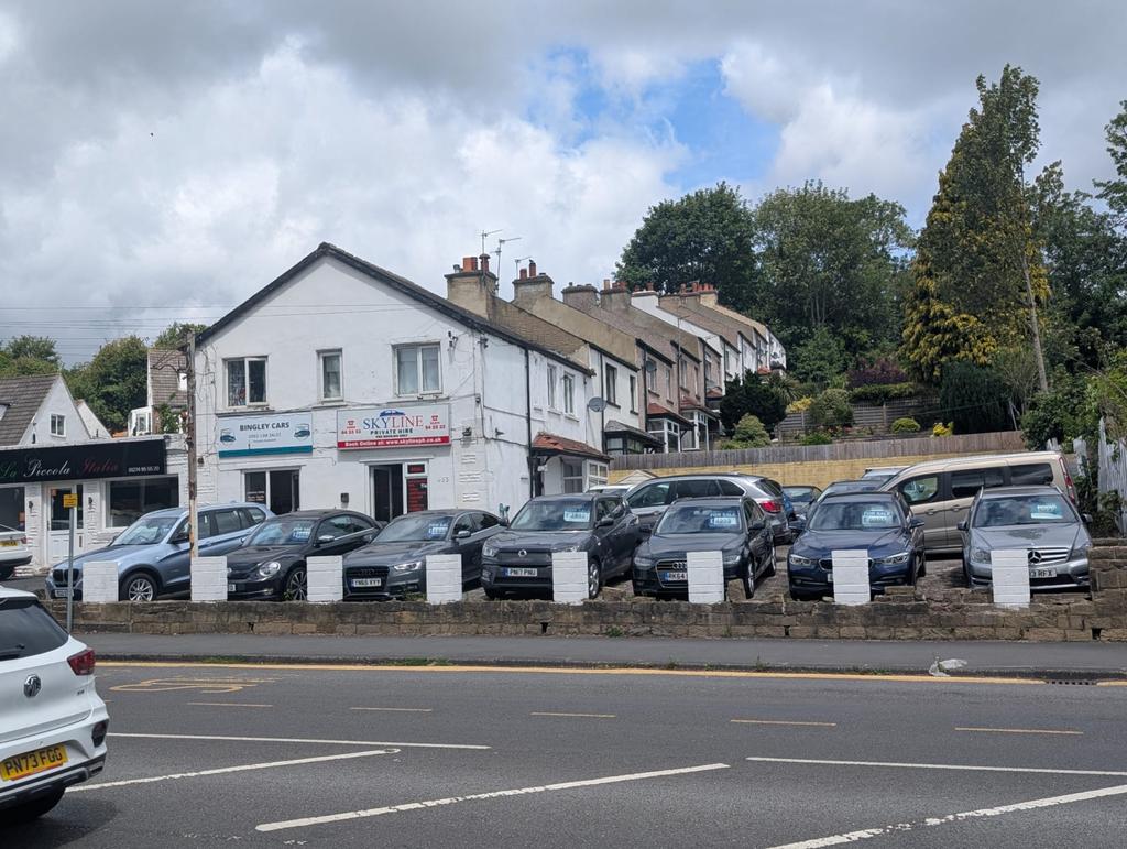Spacious car sales forecourt to let
