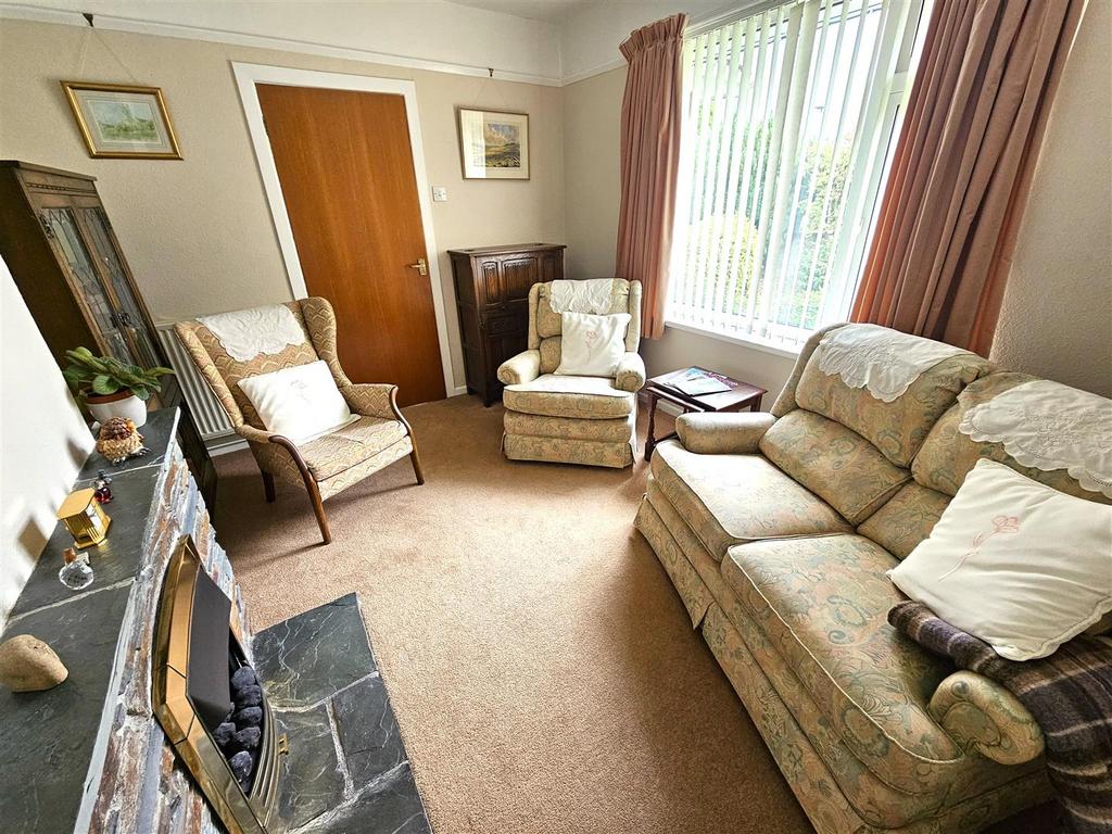 Living Room (2).jpg