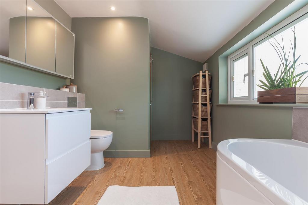 Family Bathroom 2.jpg