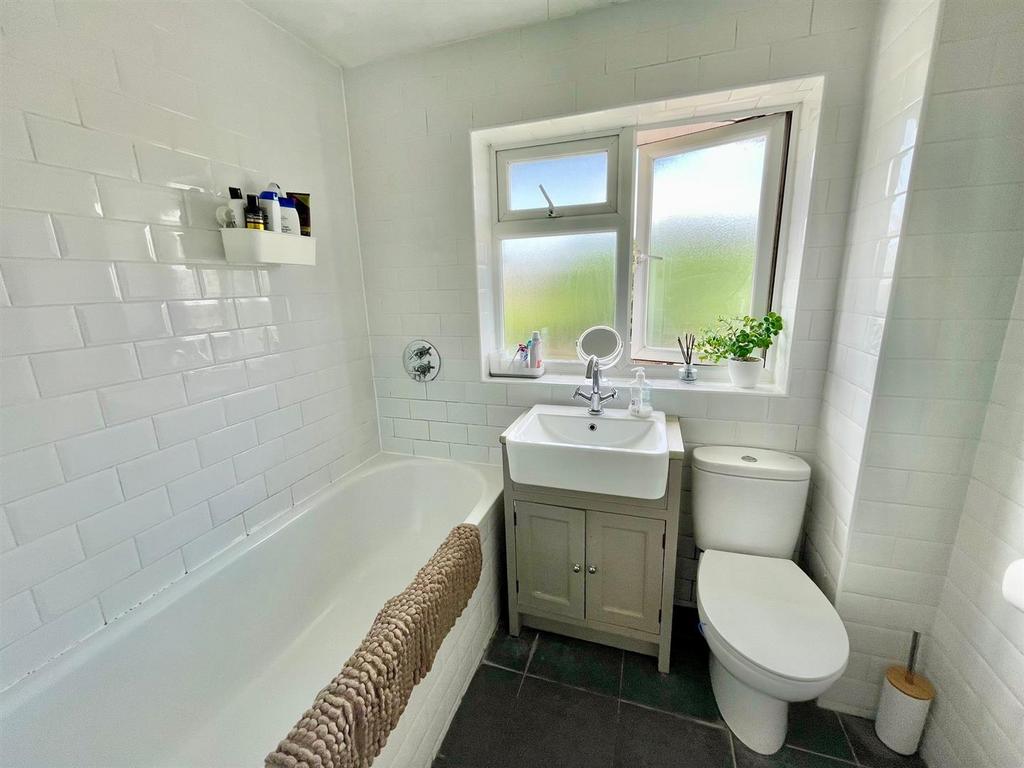 12 Greville Close Bathroom.jpg