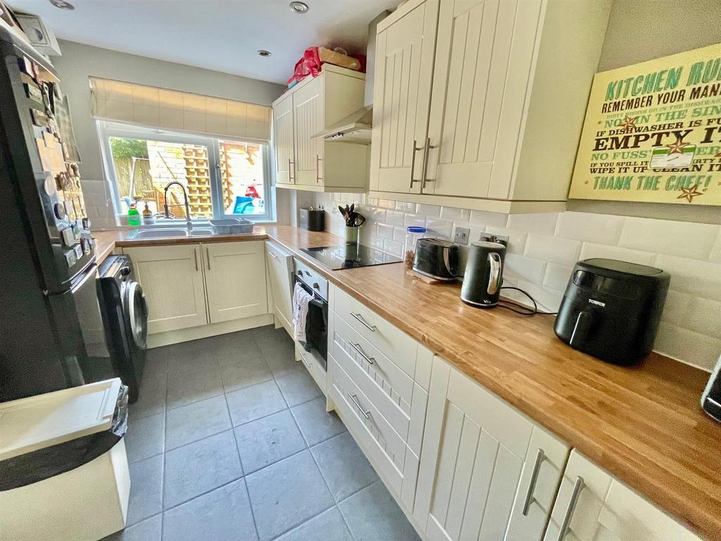 12 Greville Close Kitchen.jpg