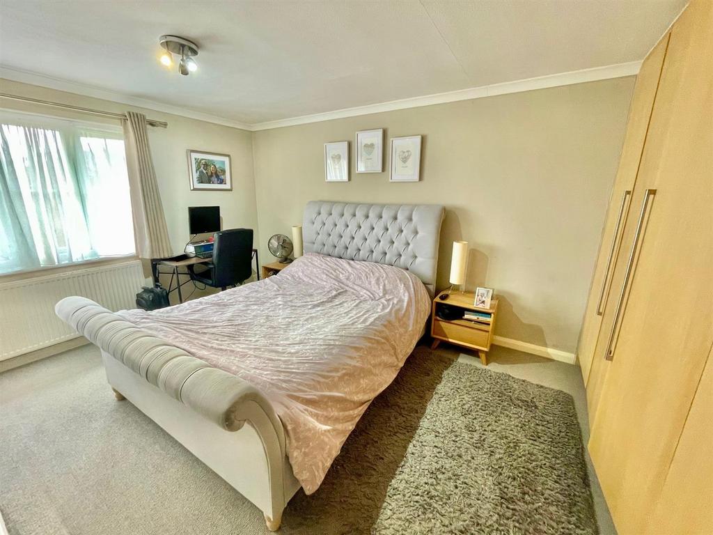 12 Greville Close Bed 1.jpg