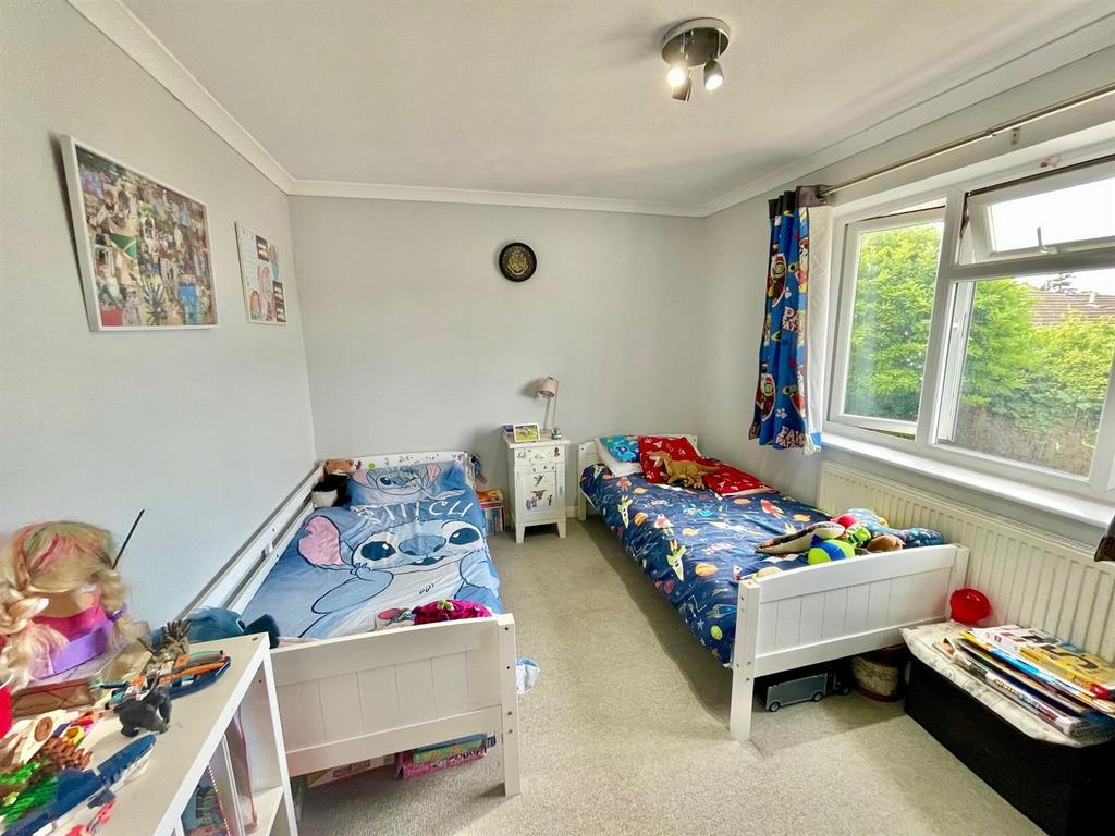 12 Greville Close Bed 2.jpg