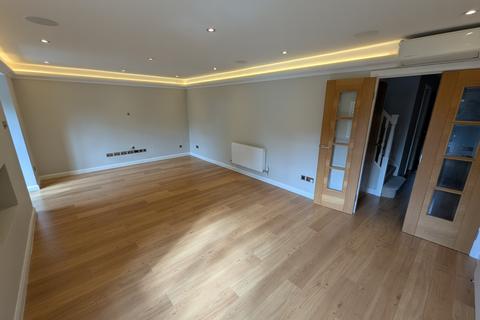 5 bedroom detached house to rent, Kingfisher Close, Northwood HA6