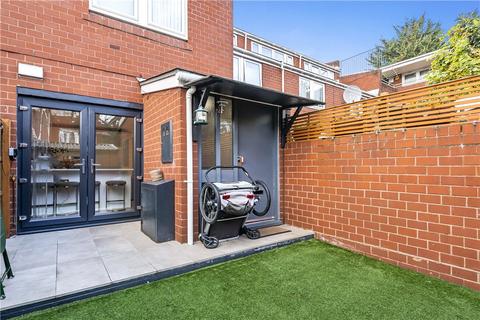 3 bedroom maisonette for sale, Mortlock Close, London