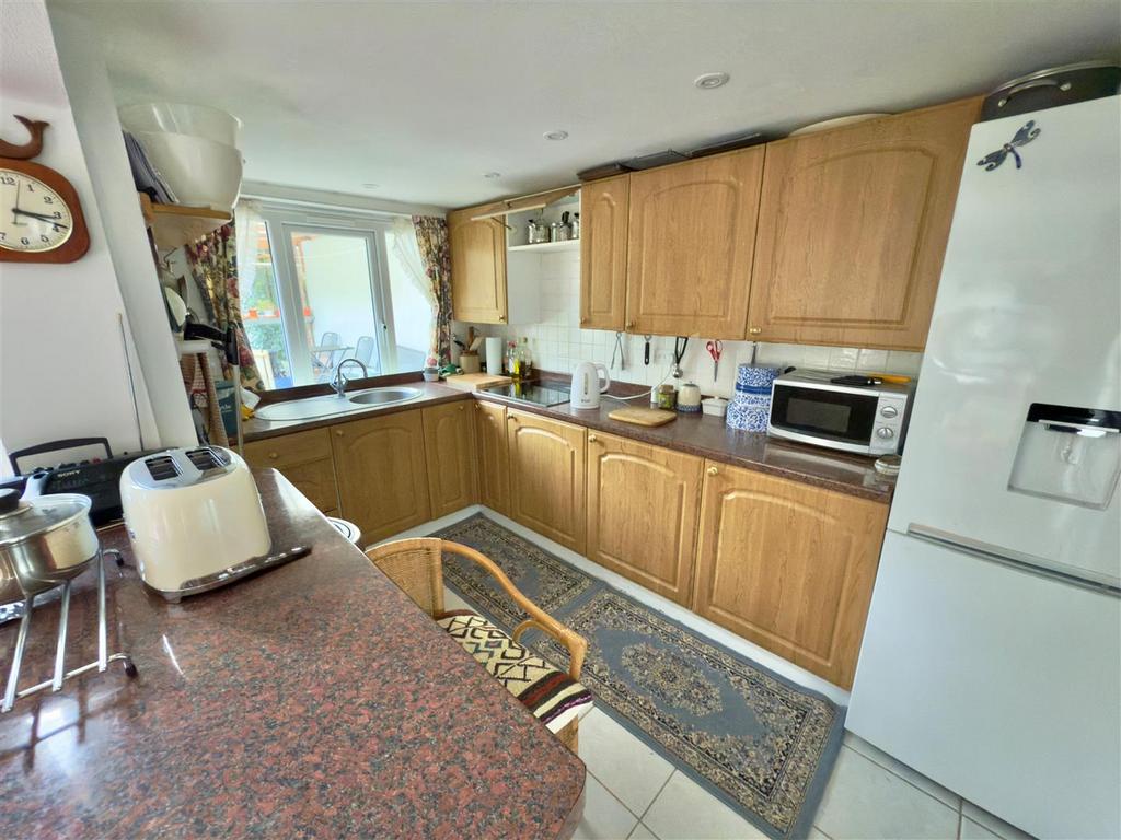 Kitchen 2.jpg