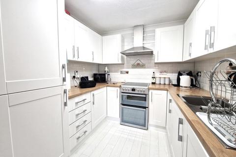 1 bedroom flat for sale, Rosewood Court, Chadwell Heath Lane , Romford RM6 4YJ