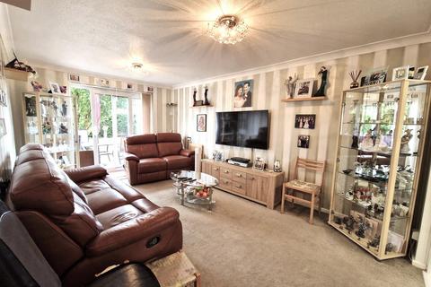 1 bedroom flat for sale, Rosewood Court, Chadwell Heath Lane , Romford RM6 4YJ