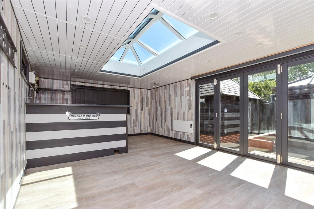 Outbuilding/Bar