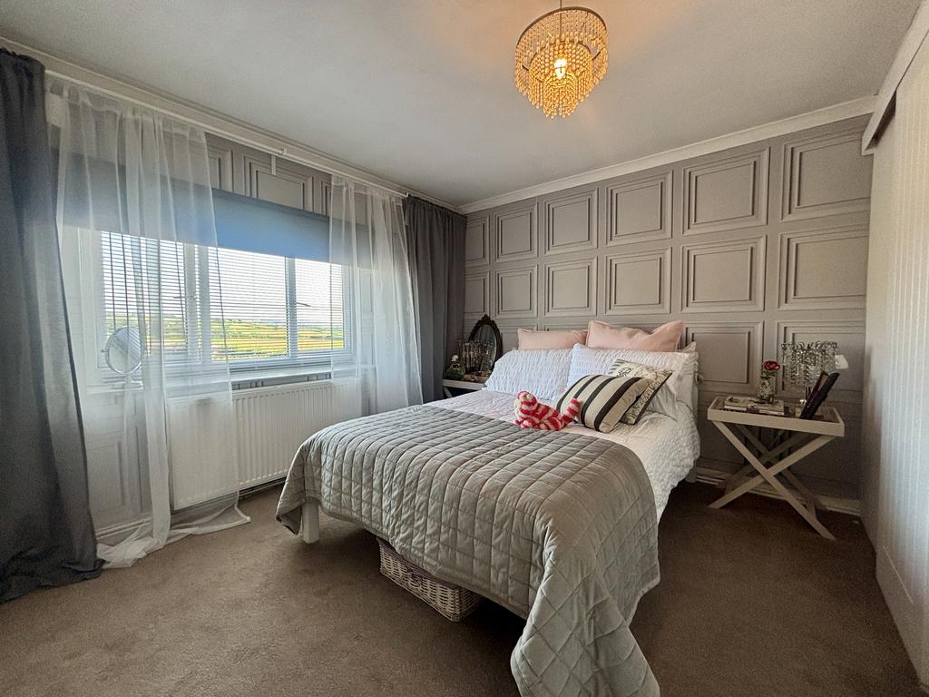 Front bedroom 2