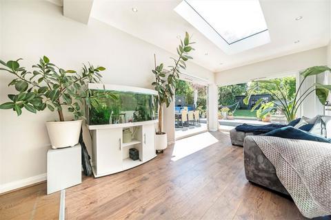 4 bedroom end of terrace house for sale, Pitfold Road, London SE12