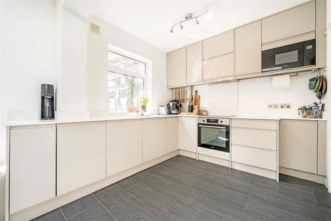 96 Pitfold Road, London, SE12 9HY