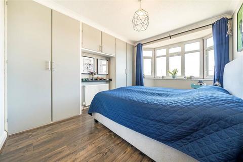 96 Pitfold Road, London, SE12 9HY